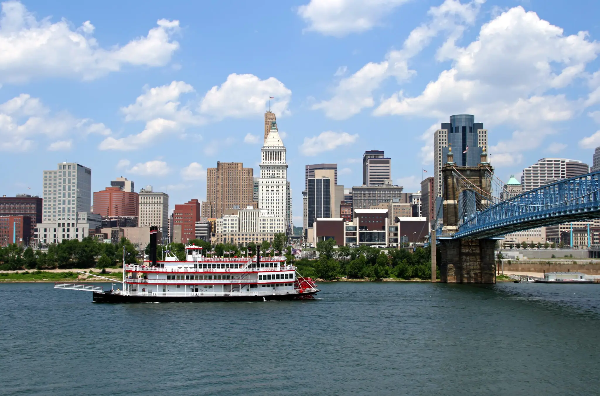 Cincinnati-Skyline-with-Replica-Steamboat-in-Ohio-River.-144797999_2755x1819